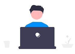 Personne derrière un laptop envisageant une solution ITSM pour son ESN